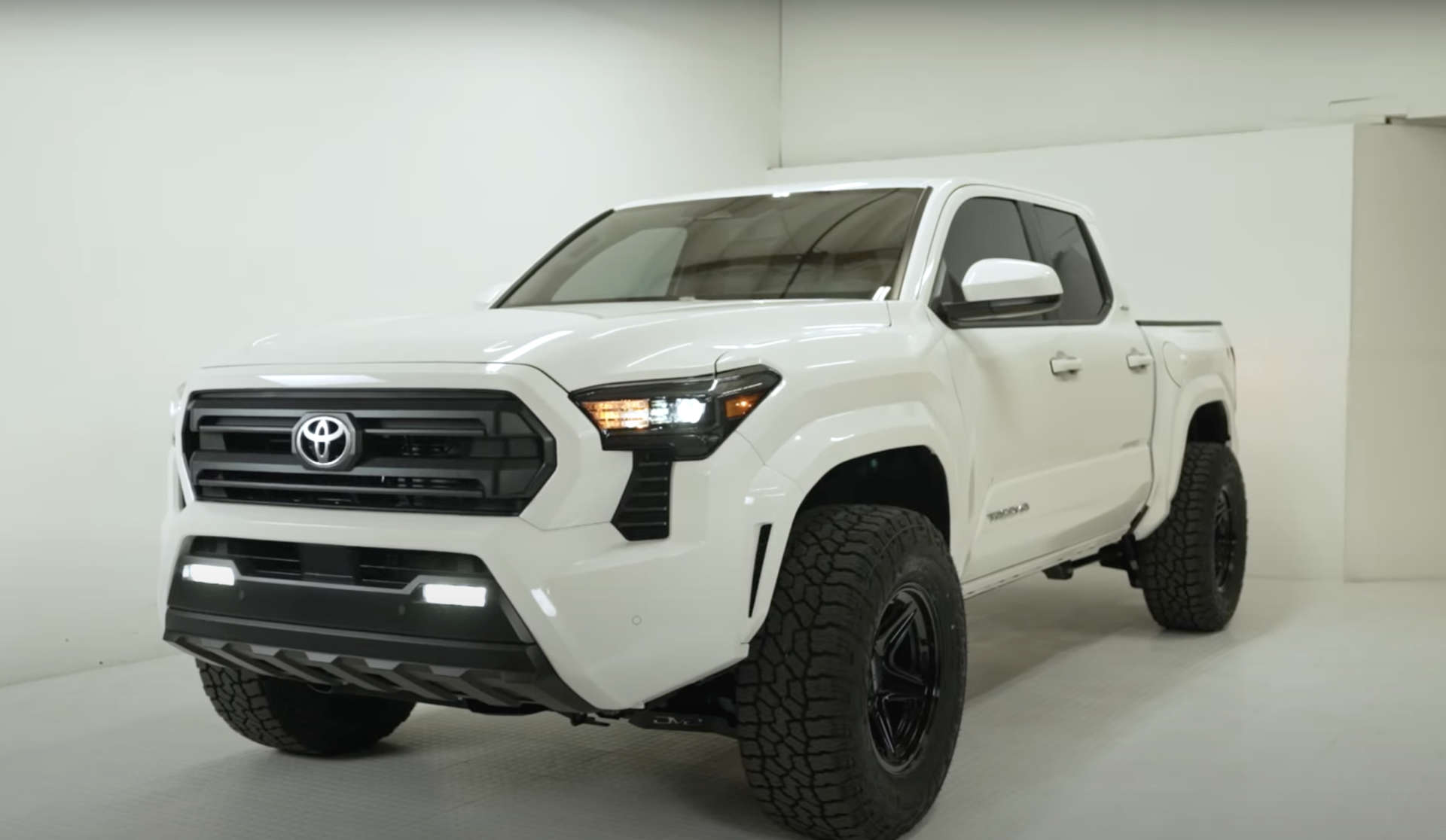 Best Tire Size for Toyota Tacoma Without a Lift: Expert Guide